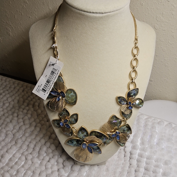 lonna & lilly Jewelry - Flower Necklace